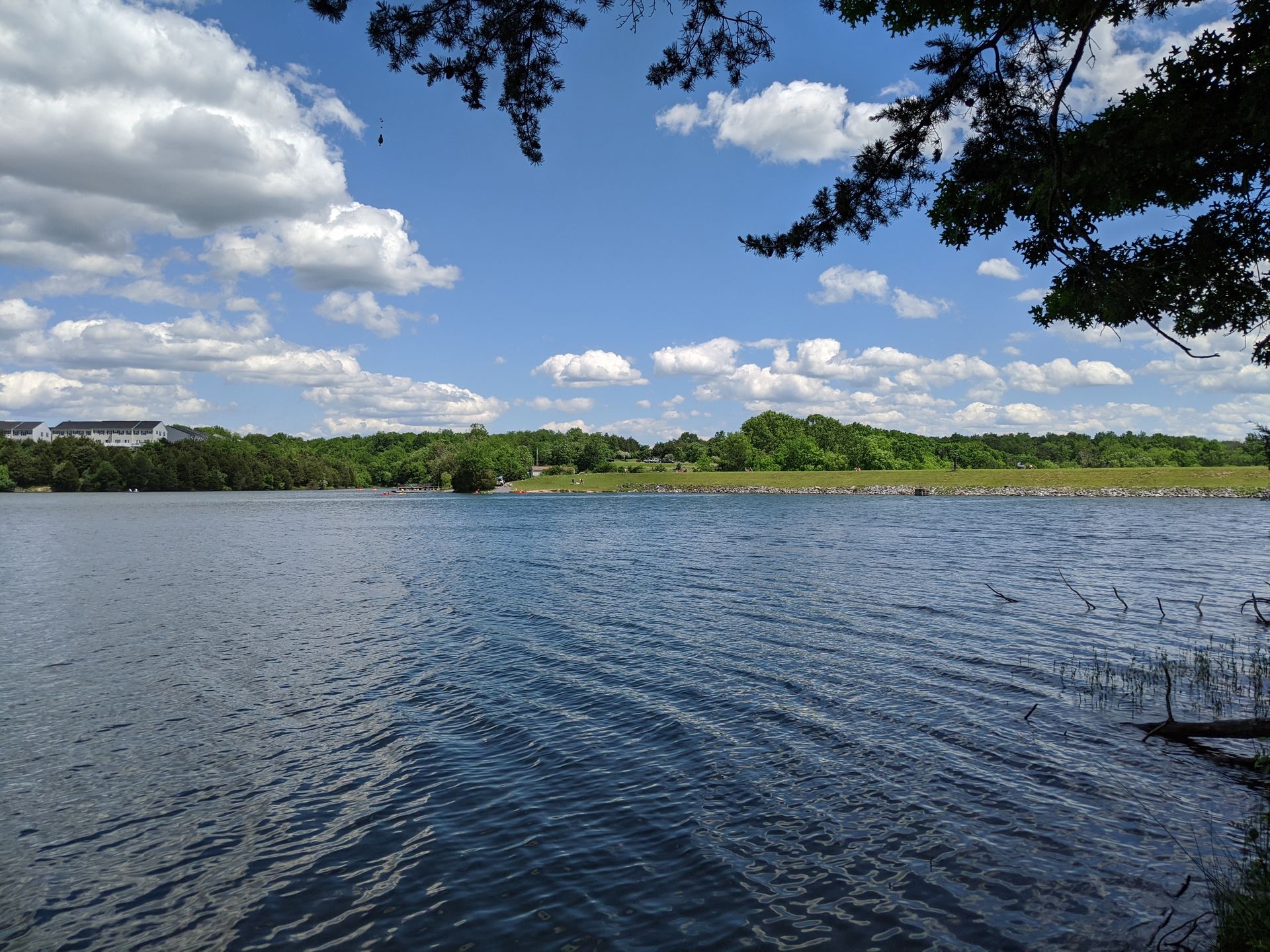 1920x1440, 566 Kb / озеро, небо, облака, лес