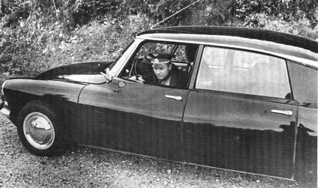 1059x626, 127 Kb / автомобиль, классика, ретро, ч/б, фуражка, Гагарин, Citroen, Франция, Париж