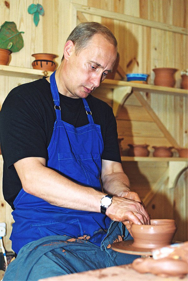624x932, 248 Kb / гончар, фартук, часы, Путин, горшок, глина