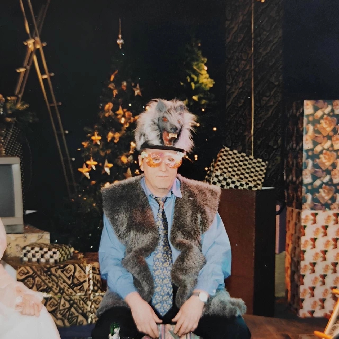 1280x1280, 348 Kb / Жириновский, маска, жилет, галстук, мех, волк