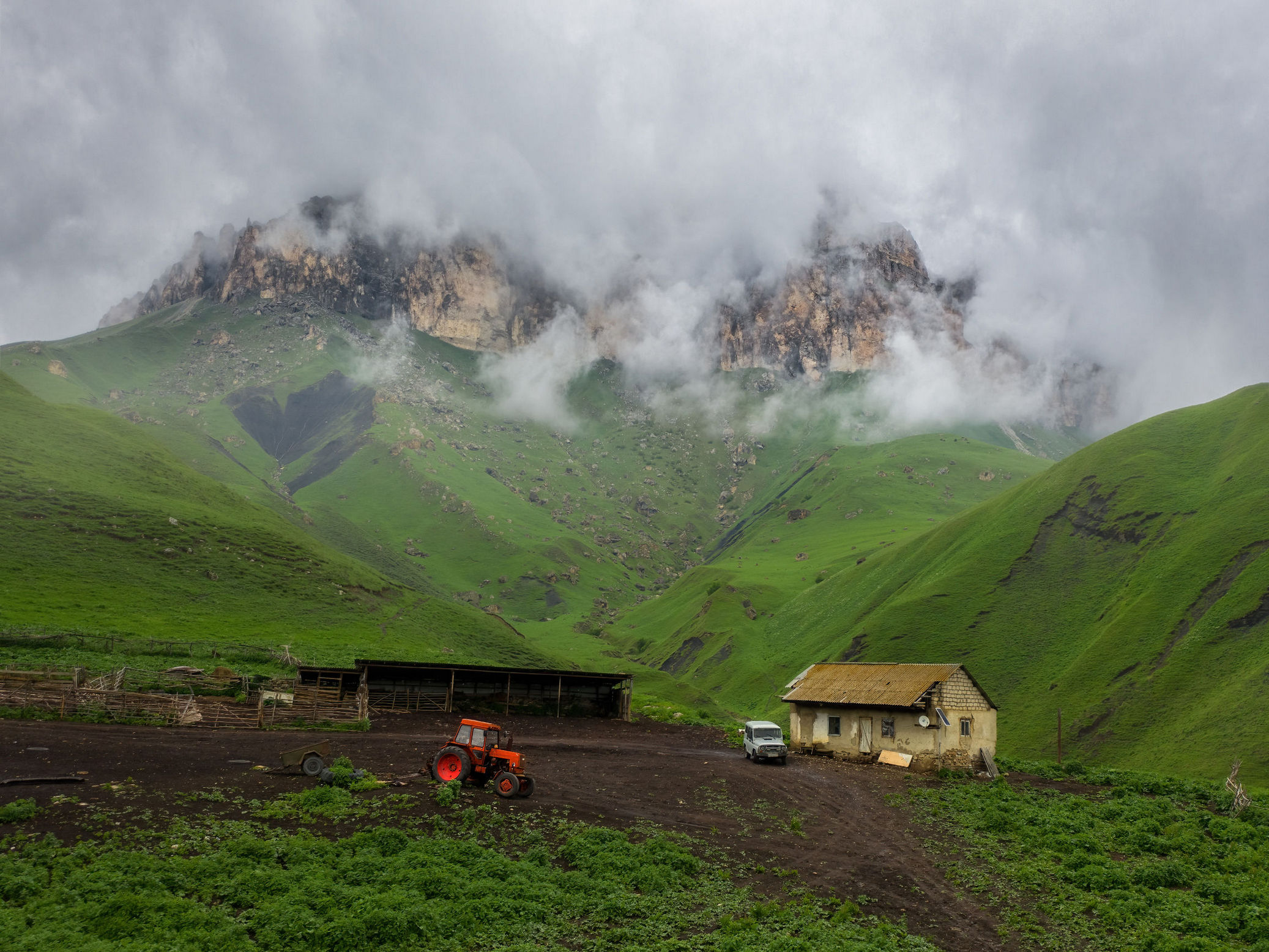 2074x1556, 570 Kb / Актопрак, горы, туман, трактор, УАЗ