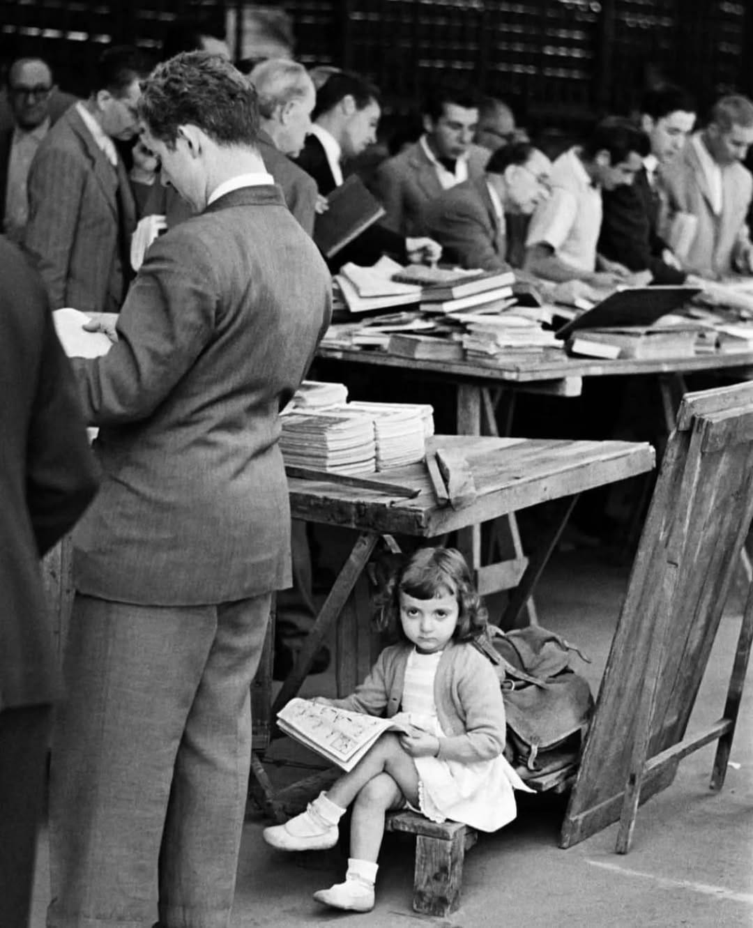 1080x1331, 137 Kb / столы, книжный развал, девочка, ч/б