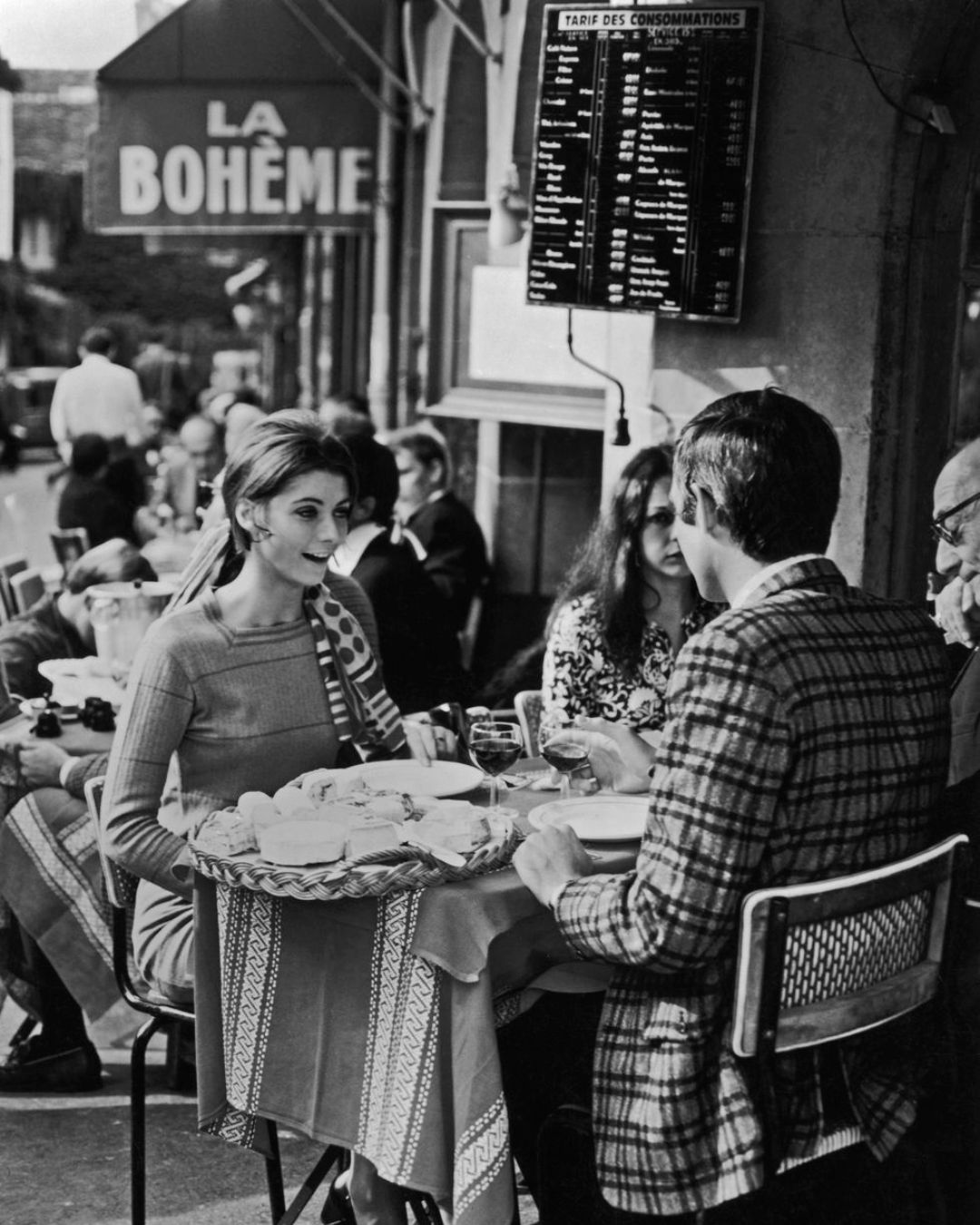 1080x1350, 205 Kb / кафе, столик, семья, Париж, ч/б