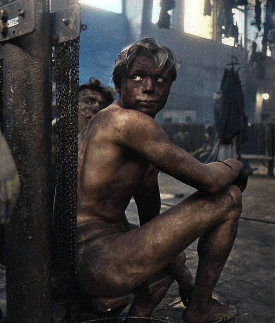 1091x1280, 145 Kb / Шахтёр, грязь, пыль