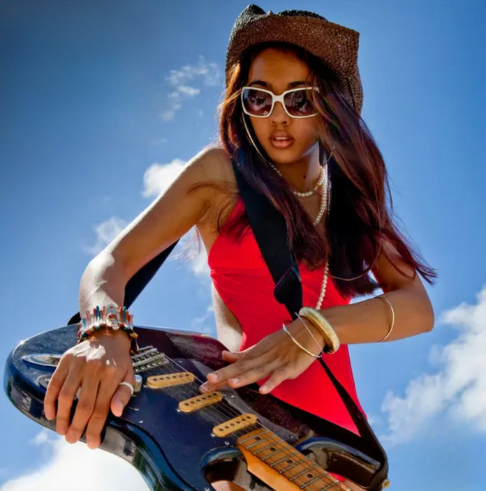 696x704, 612 Kb / Гитара, очки, украшение