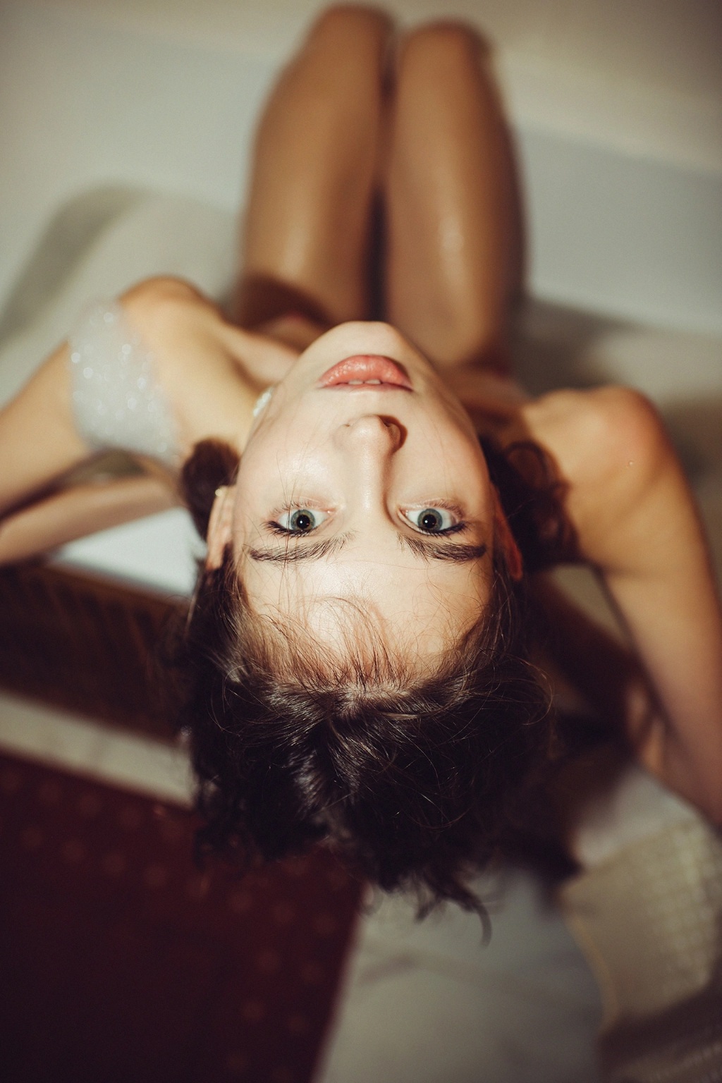 1024x1536, 323 Kb / Глаза, ванная, пена