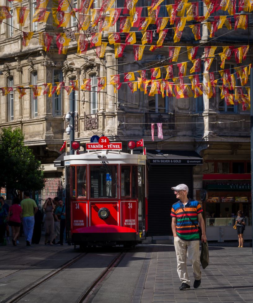 816x978, 169 Kb / трамвай, улица, флажки, рельсы