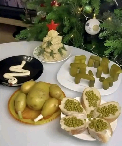 504x600, 83 Kb / Салат, пельмени, змейка, курица, картошка, майонез, горошек, бутерброд, Стоунхендж, огурец, горошек, лук, ёлка, шары, звезда, стол, тарелка