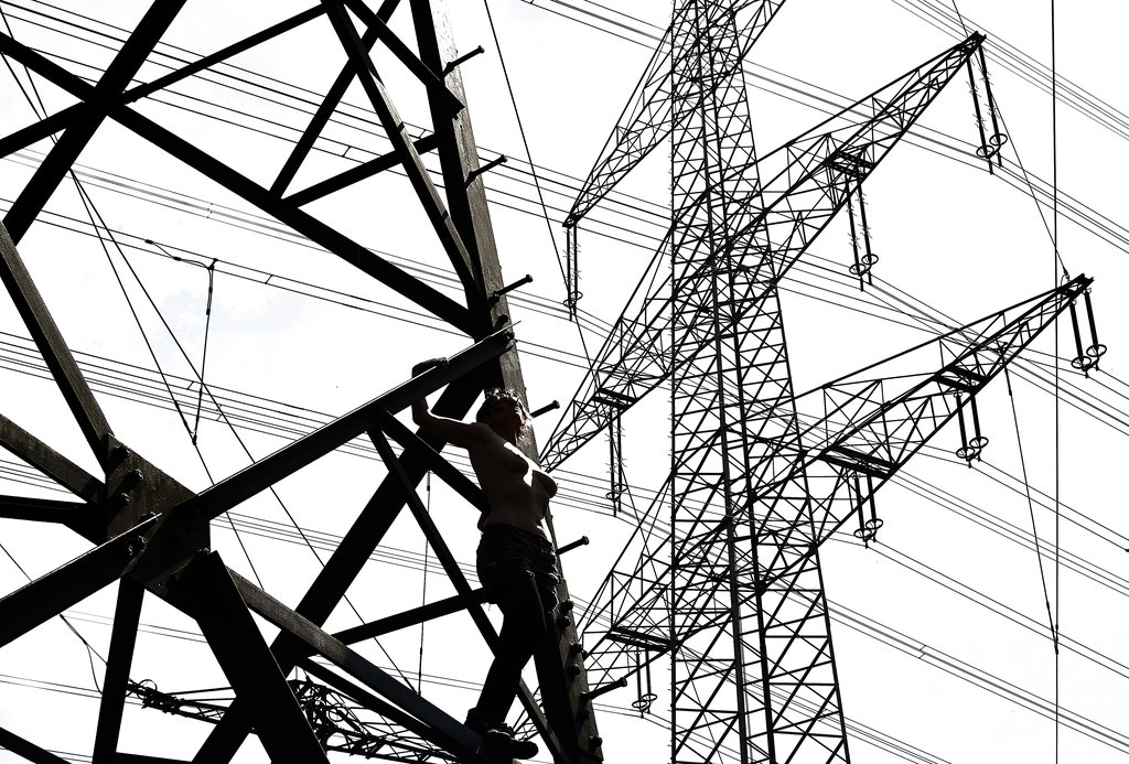 1024x693, 232 Kb / ЛЭП, сиськи, ч/б