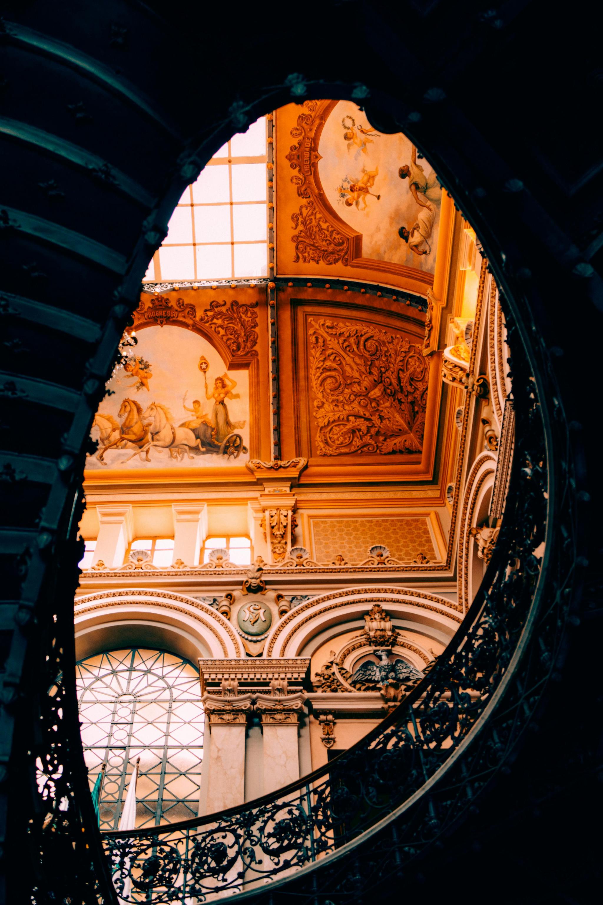 2048x3072, 604 Kb / лестница, перила, лепнина, роспись, колесница, фреска, витраж, флаг, окно, ковка