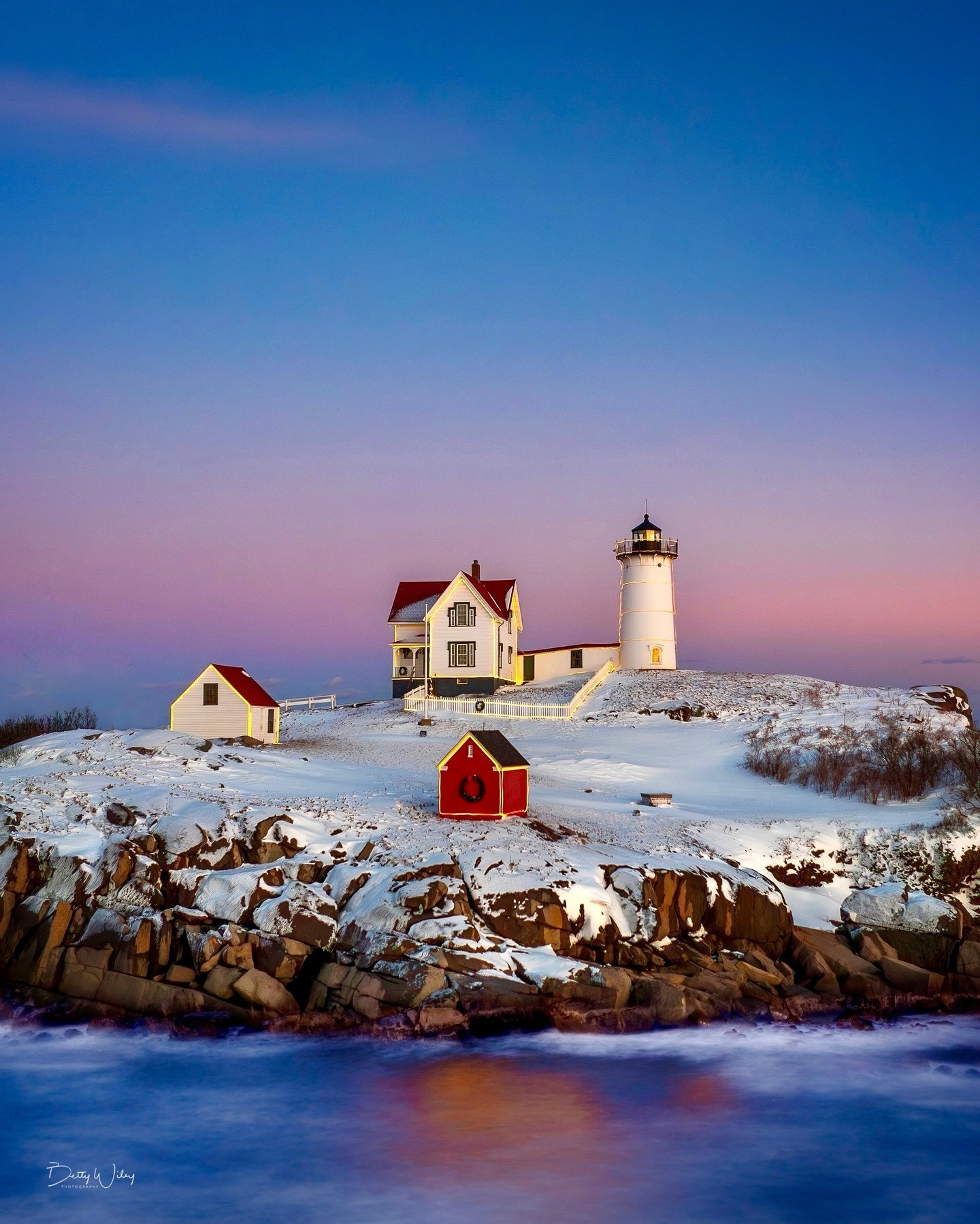 1440x1798, 606 Kb / маяк, камни, снег, остров, гирлянда, венок