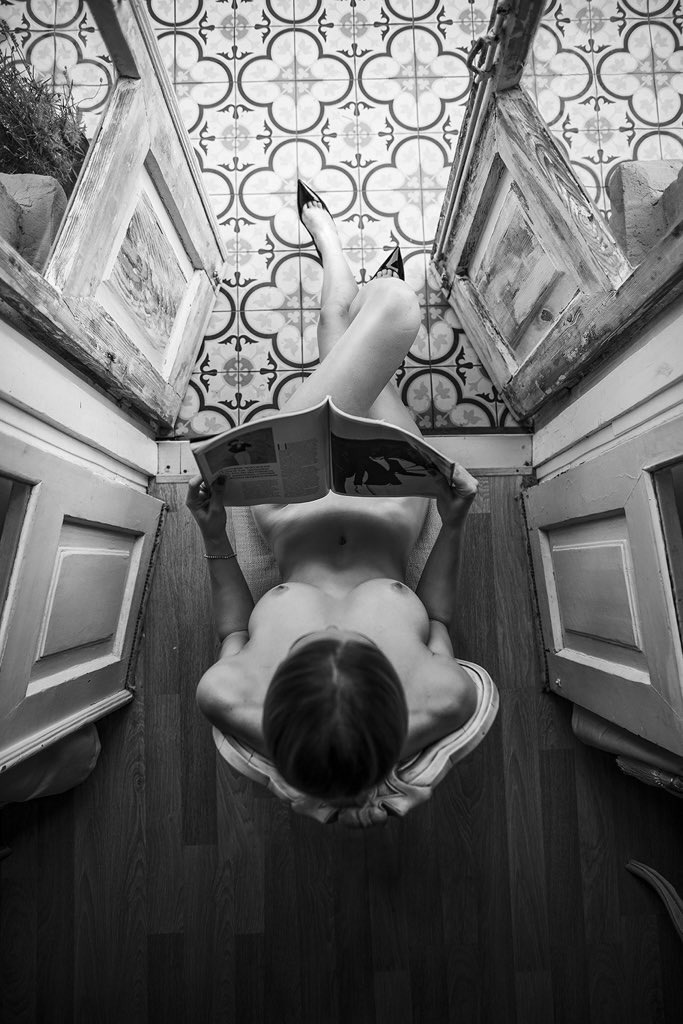 683x1024, 163 Kb / сверху, кресло, каблуки, туфли, журнал, двери, браслет, цепочка, ч/б