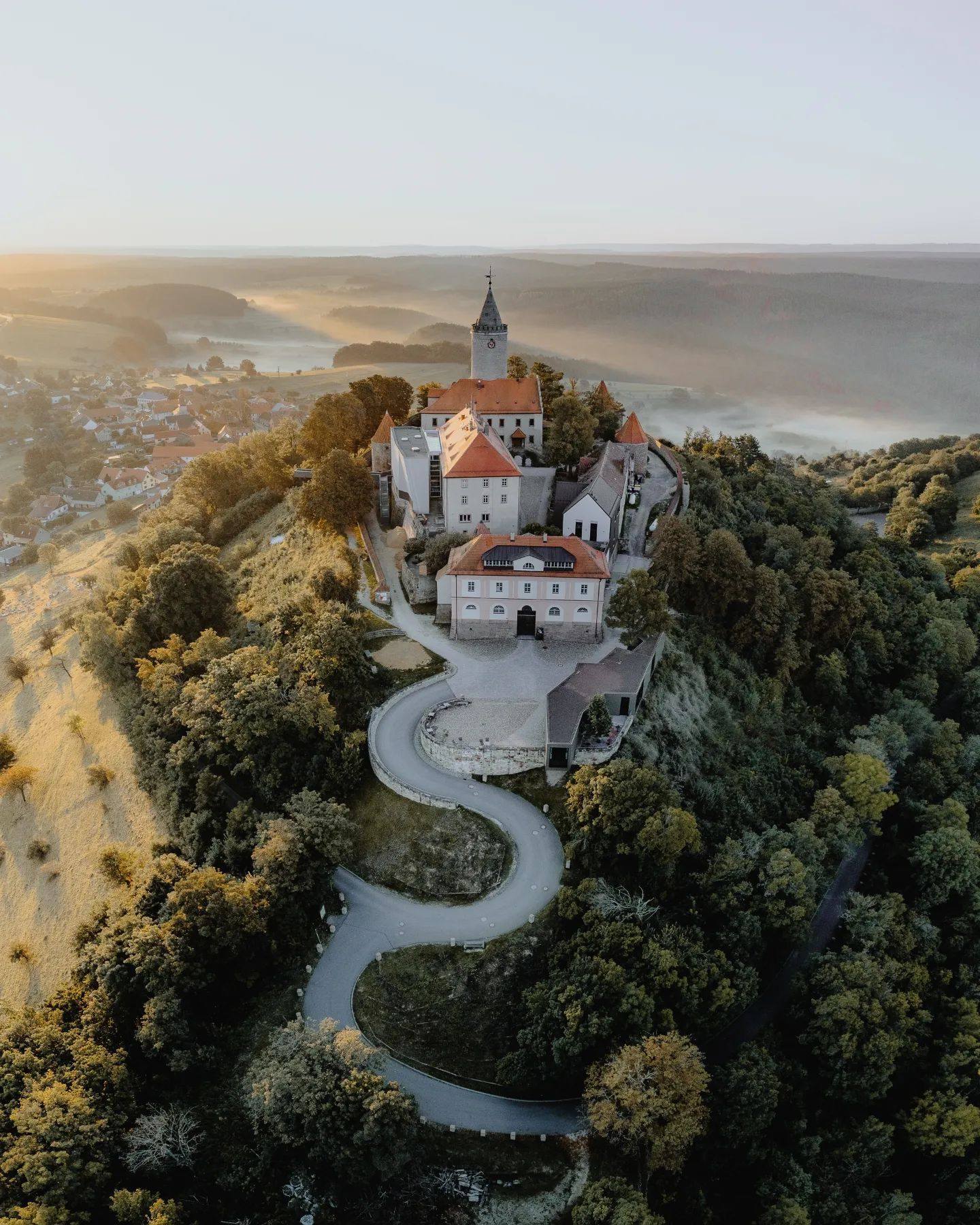 1440x1800, 410 Kb / Leuchtenburg, замок, крепость, Лойхтенбург, гора, лес