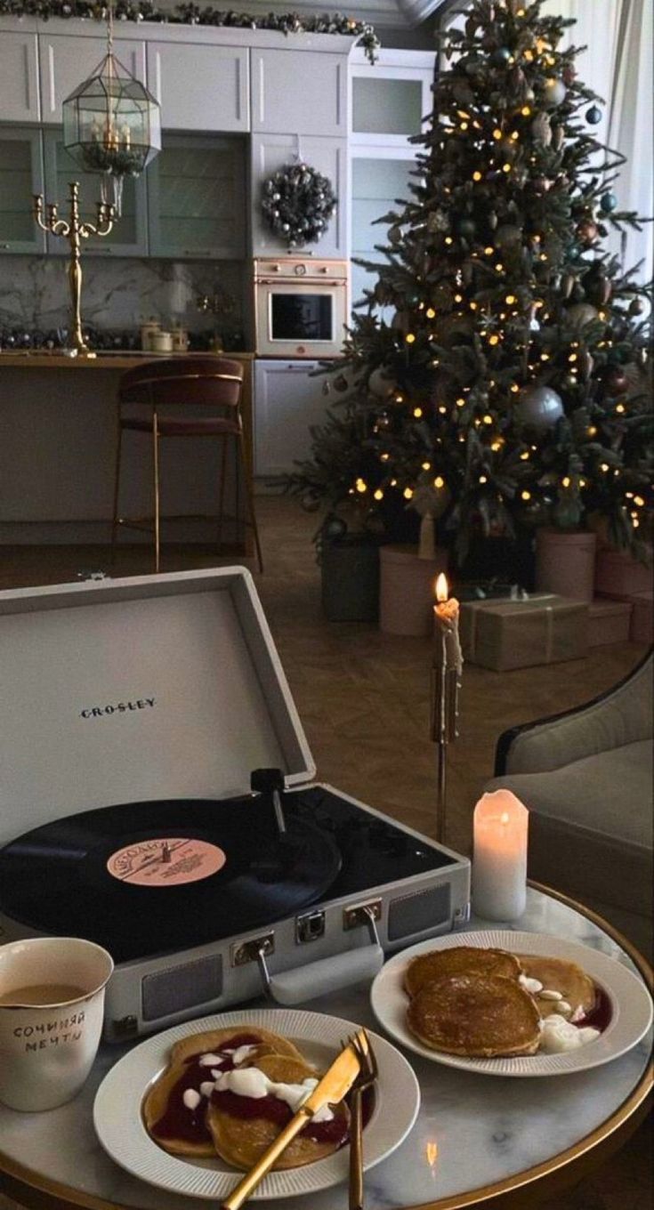 735x1360, 142 Kb / пластинка, мелодия, ёлка, свеча, свечка, оладьи, оладушки, кофе, чашка, кружка, нож, вилка, проигрыватель