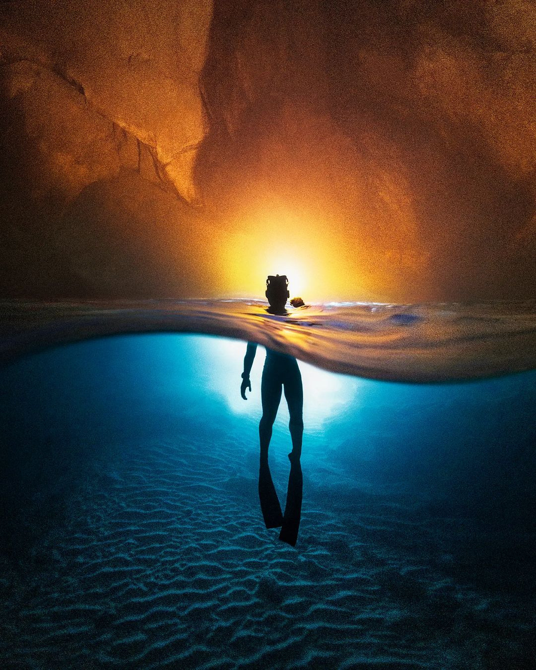 1080x1350, 469 Kb / пещера, под водой, дайвер, маска, ласты, силуэт, маска, фонарь