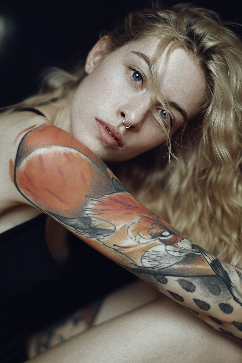 800x1200, 230 Kb / портрет, лицо, блондинка, тату, взгляд, пирсинг, локоны