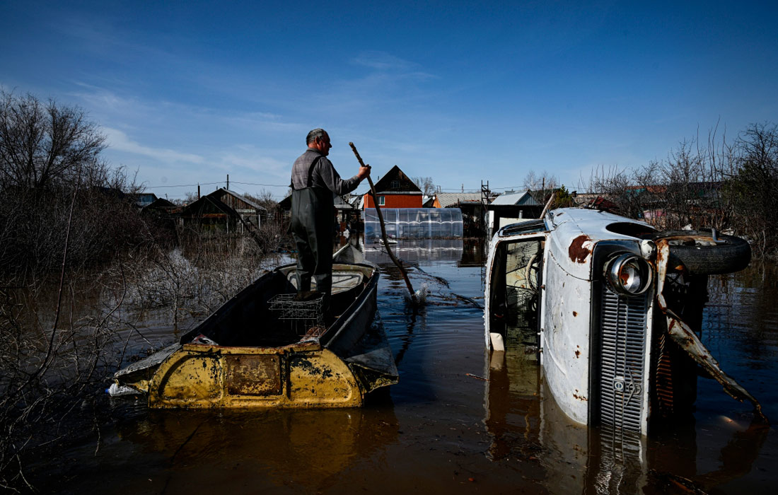 1100x700, 178 Kb / автомобиль, классика, ретро, лодка, паводок, наводнение, москвич, теплица