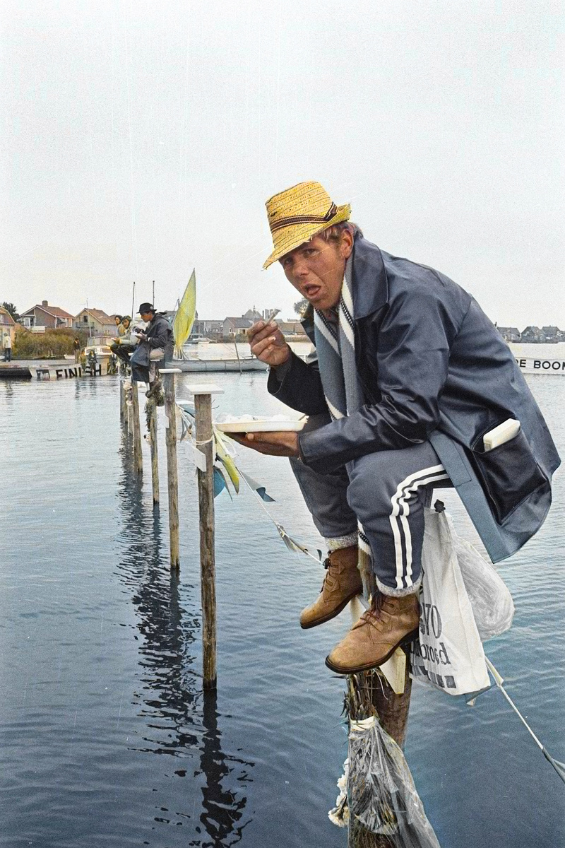 800x1200, 476 Kb / столб, ботинки, лампасы, шляпа, пиджак, Голландия