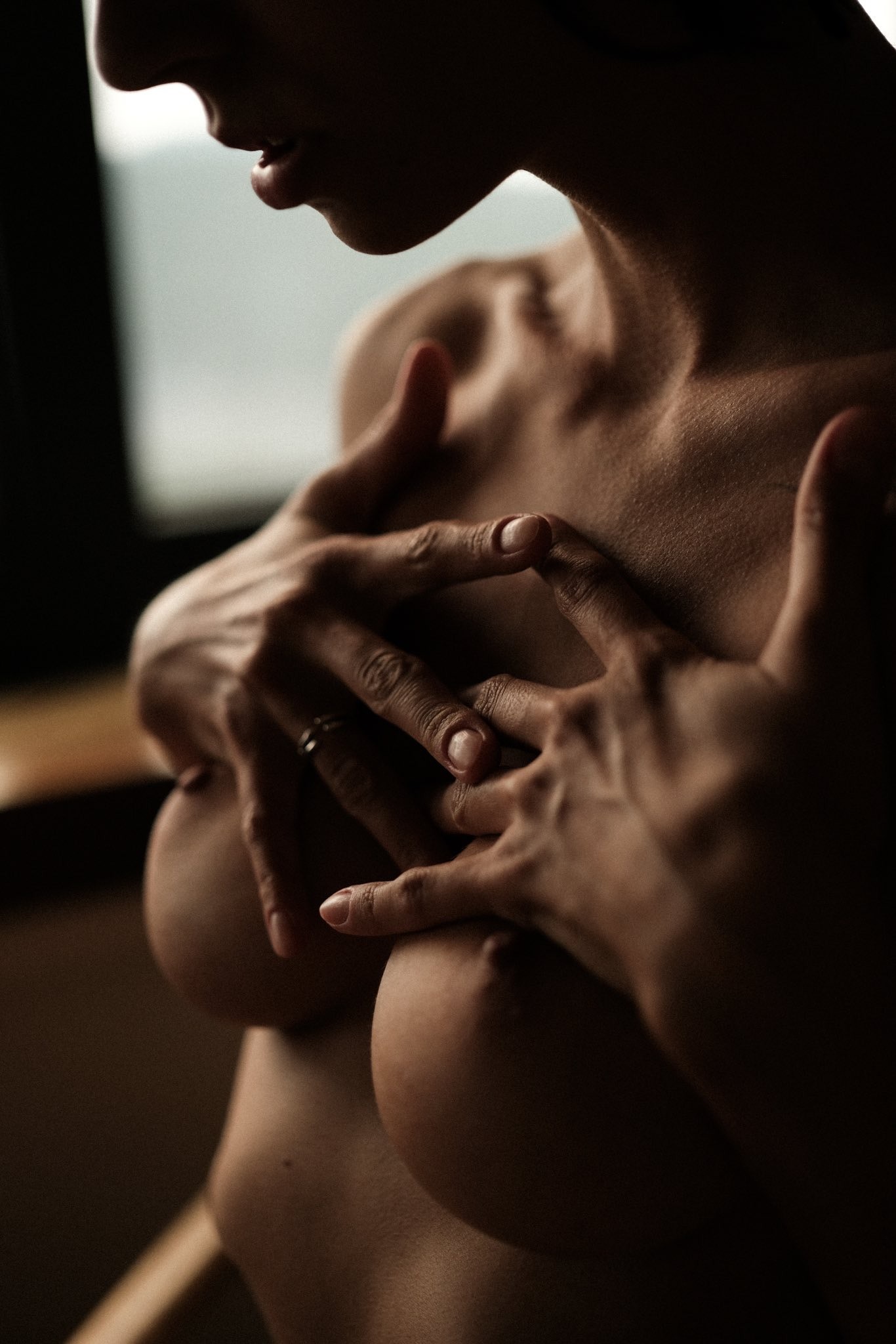 1366x2048, 287 Kb / Irina Lozovaya, кольцо, руки, без головы, без лица