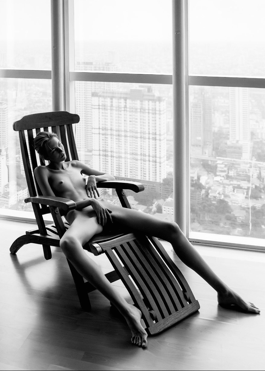 877x1228, 204 Kb / ч/б, голая, кресло, окно