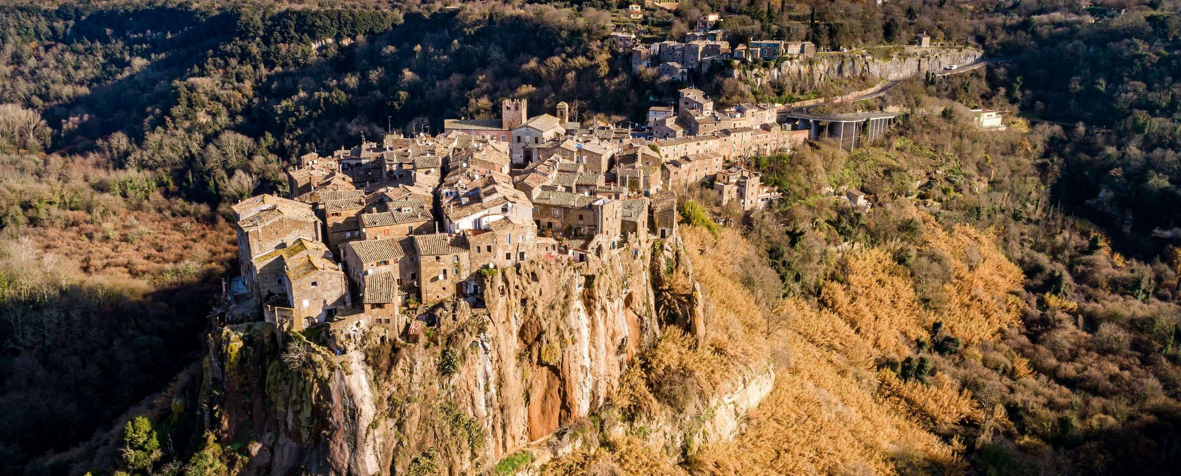 2410x972, 627 Kb / Кальката, Италия, деревня, горы, скалы, коммуна
