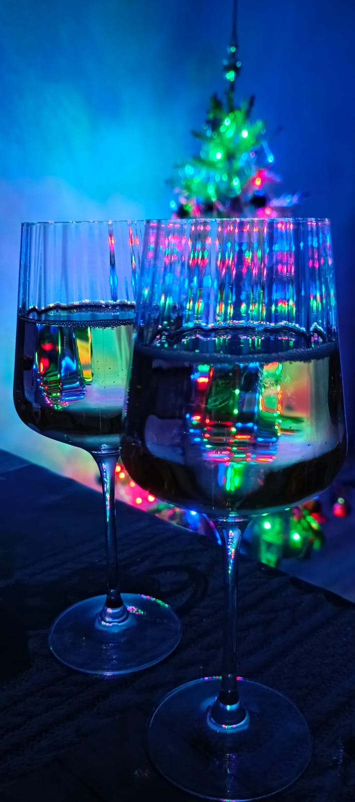 709x1600, 115 Kb / бокал, боке, ёлка