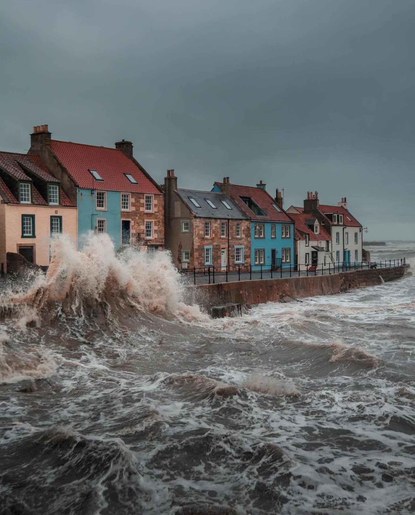 1440x1785, 226 Kb / Scotland, дом, волны, набережная, море, Шотландия