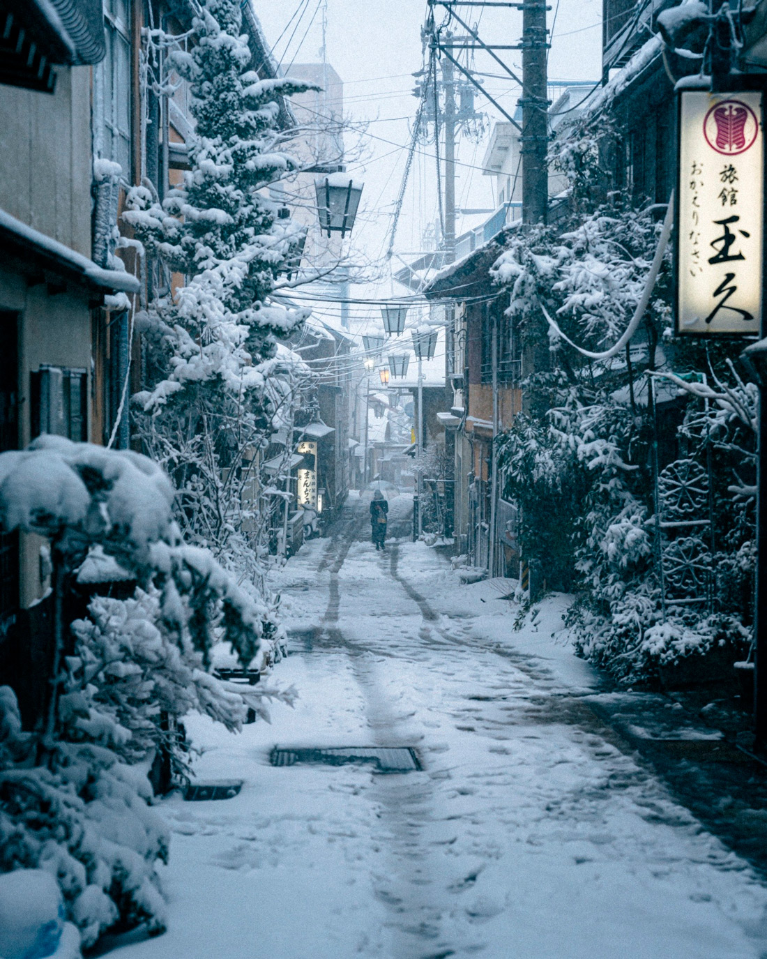 1100x1375, 593 Kb / зима, улица, снег, фонарь, вывеска