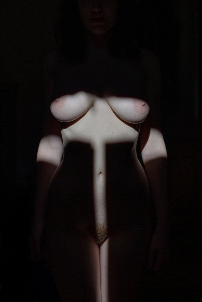 668x1000, 44 Kb / Тень, грудь, голая, свет, мохнатка