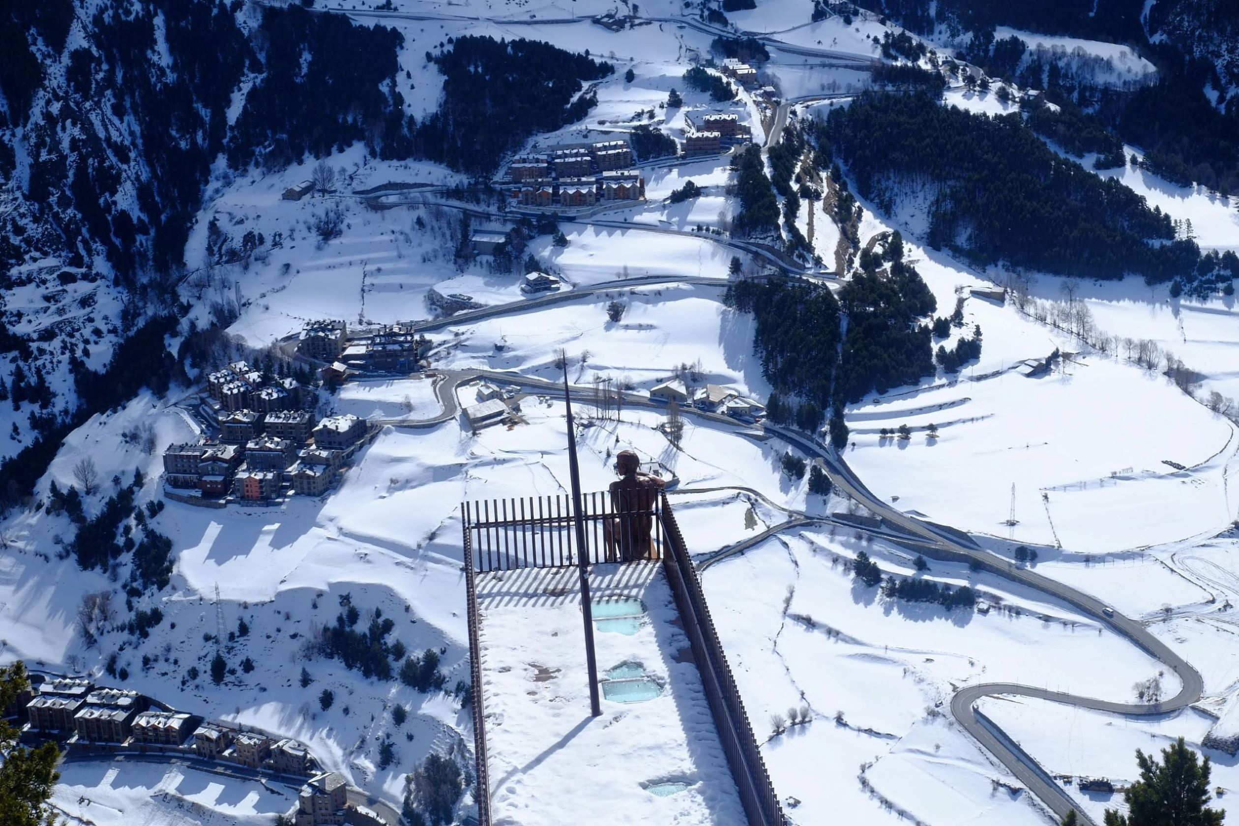 2520x1680, 630 Kb / Andorra, Roc del Quer памятник, cнег,