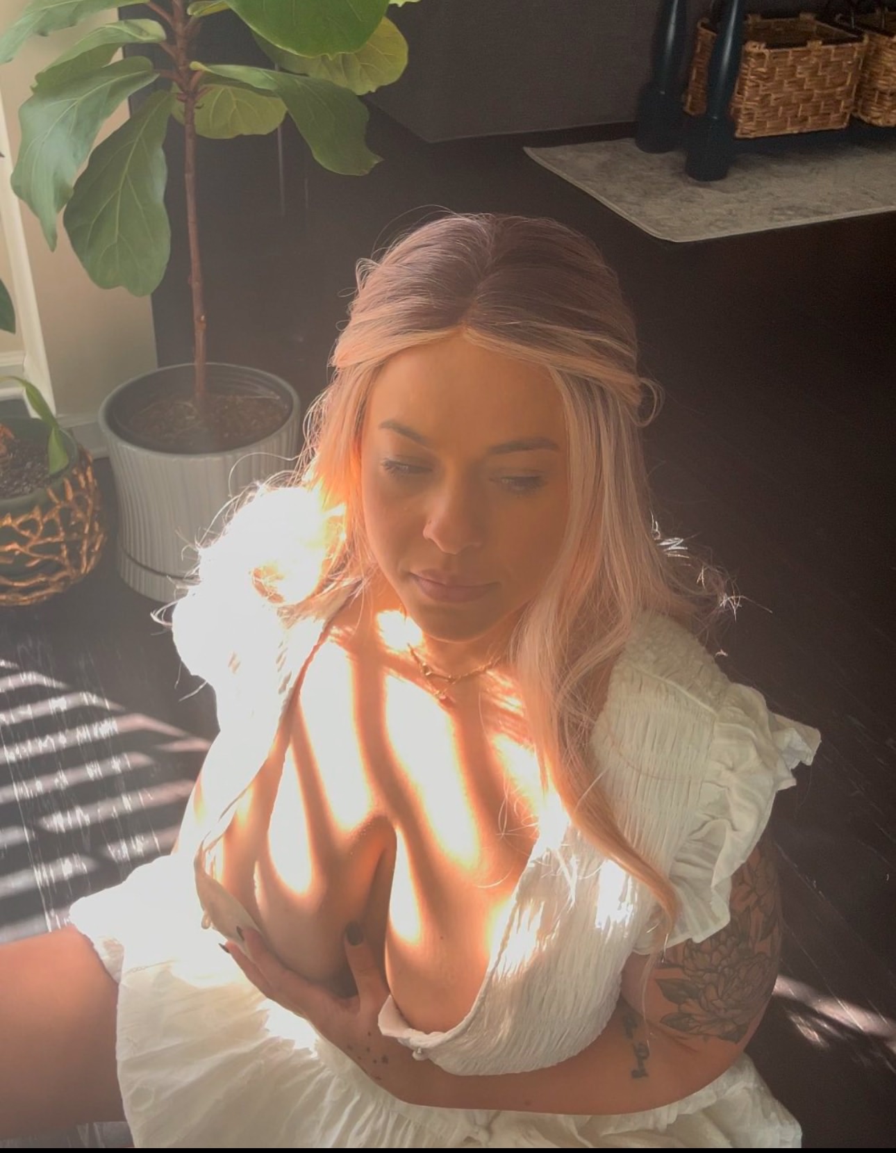 1290x1659, 274 Kb / платье, декольте, тату, растение, кашпо