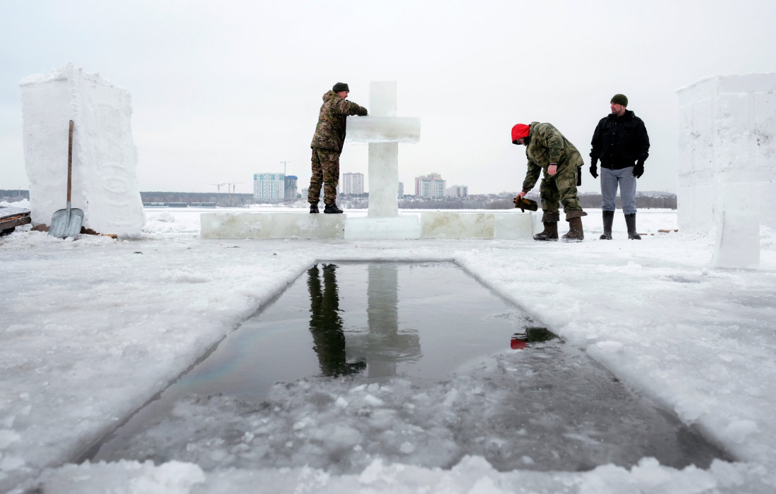 1100x700, 111 Kb / Новосибирск, лед, купель, крещение, лопата, крест, прорубь