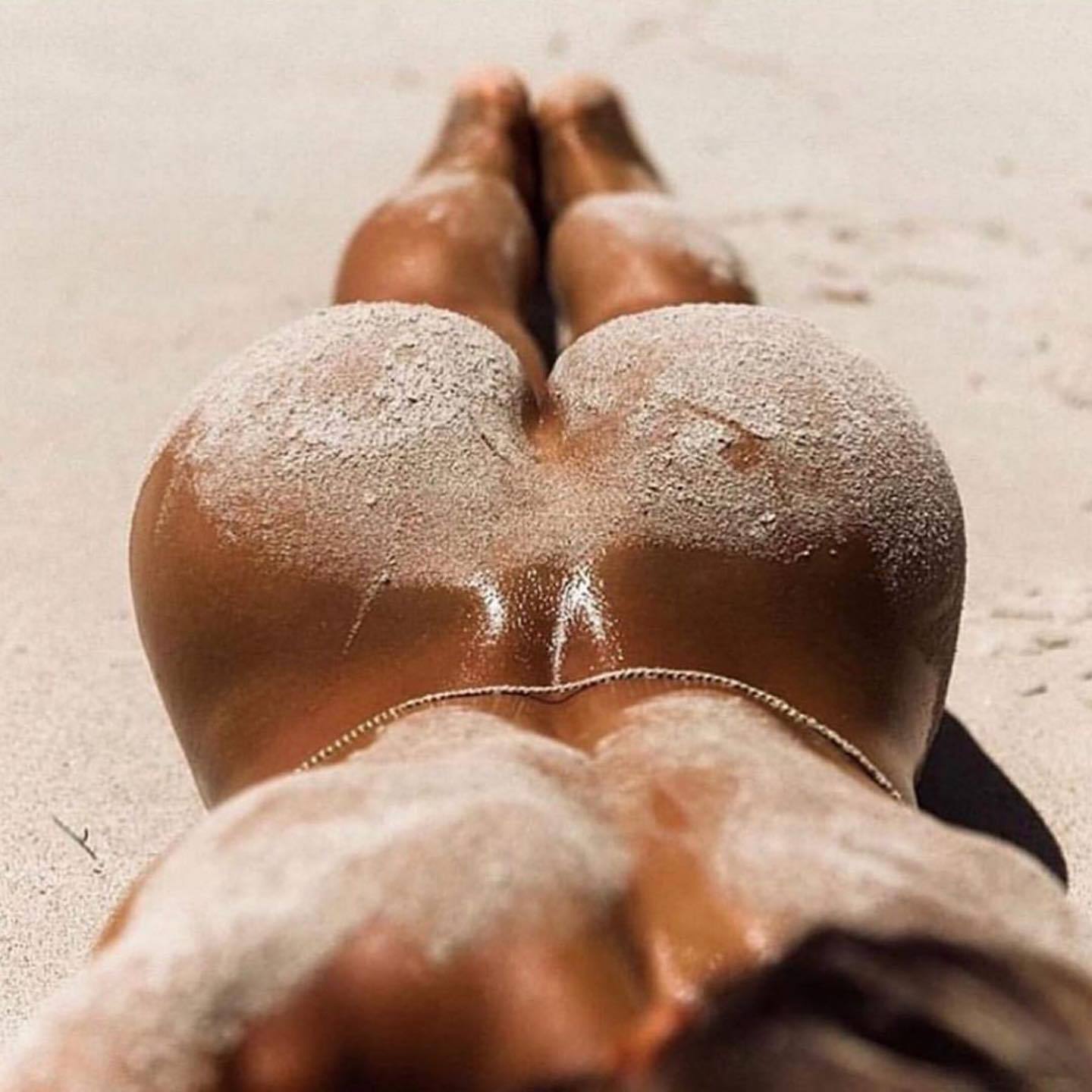 1440x1440, 142 Kb / Попа, песок, загар, без головы, пояс, цепочка, пляж