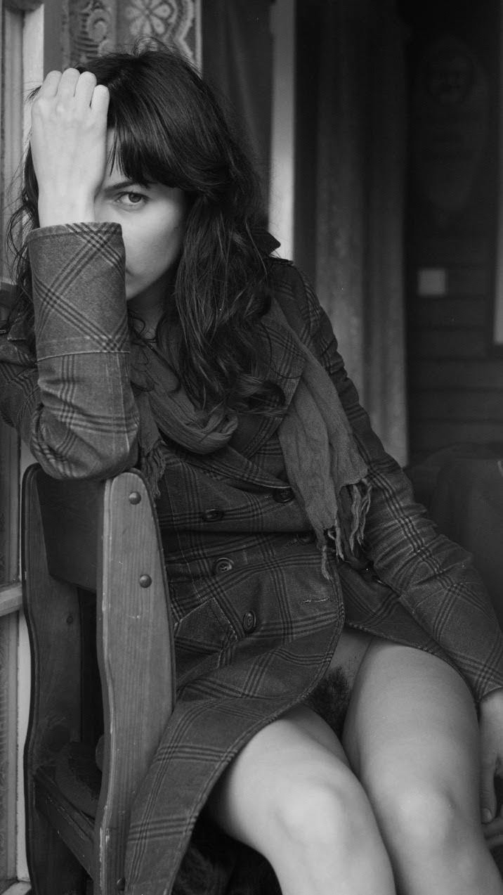 716x1273, 112 Kb / ч/б, пальто, стул, без трусов, шарф, платок, засвет, мохнатка