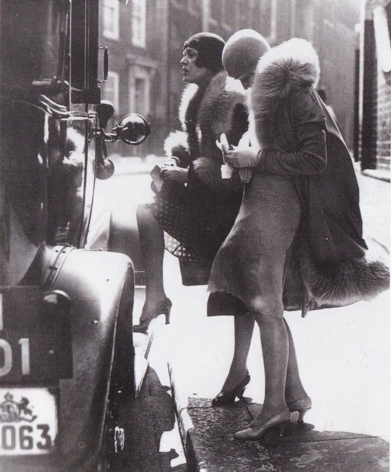 785x949, 144 Kb / автомобиль, классика, ретро, проститутки, шляпка, шкура, мех, платье