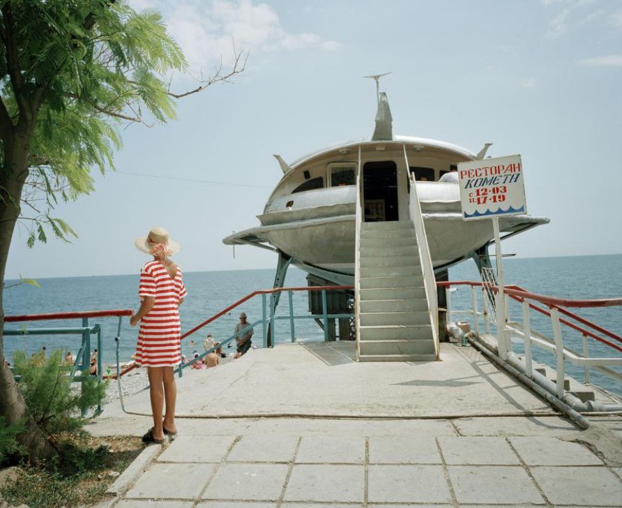 892x728, 121 Kb / Комета, ресторан, СССР, пляж, Мартин Парр, Ялта, Крым