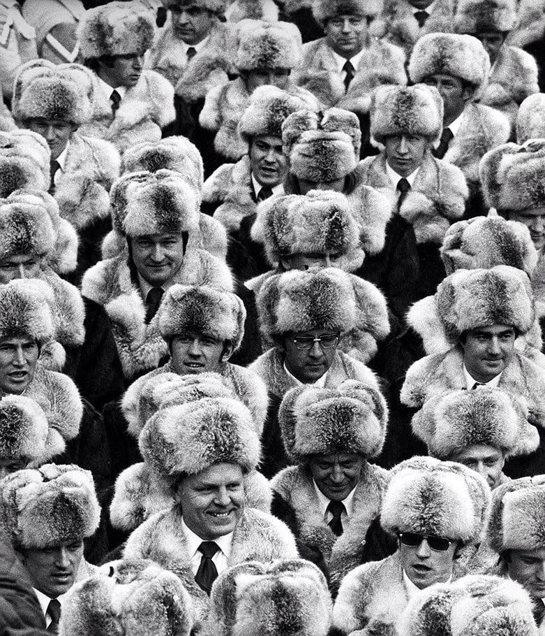 781x910, 241 Kb / Олимпиада, шапка, мех, ч/б, галстук, пальто, шуба, воротник, спорт