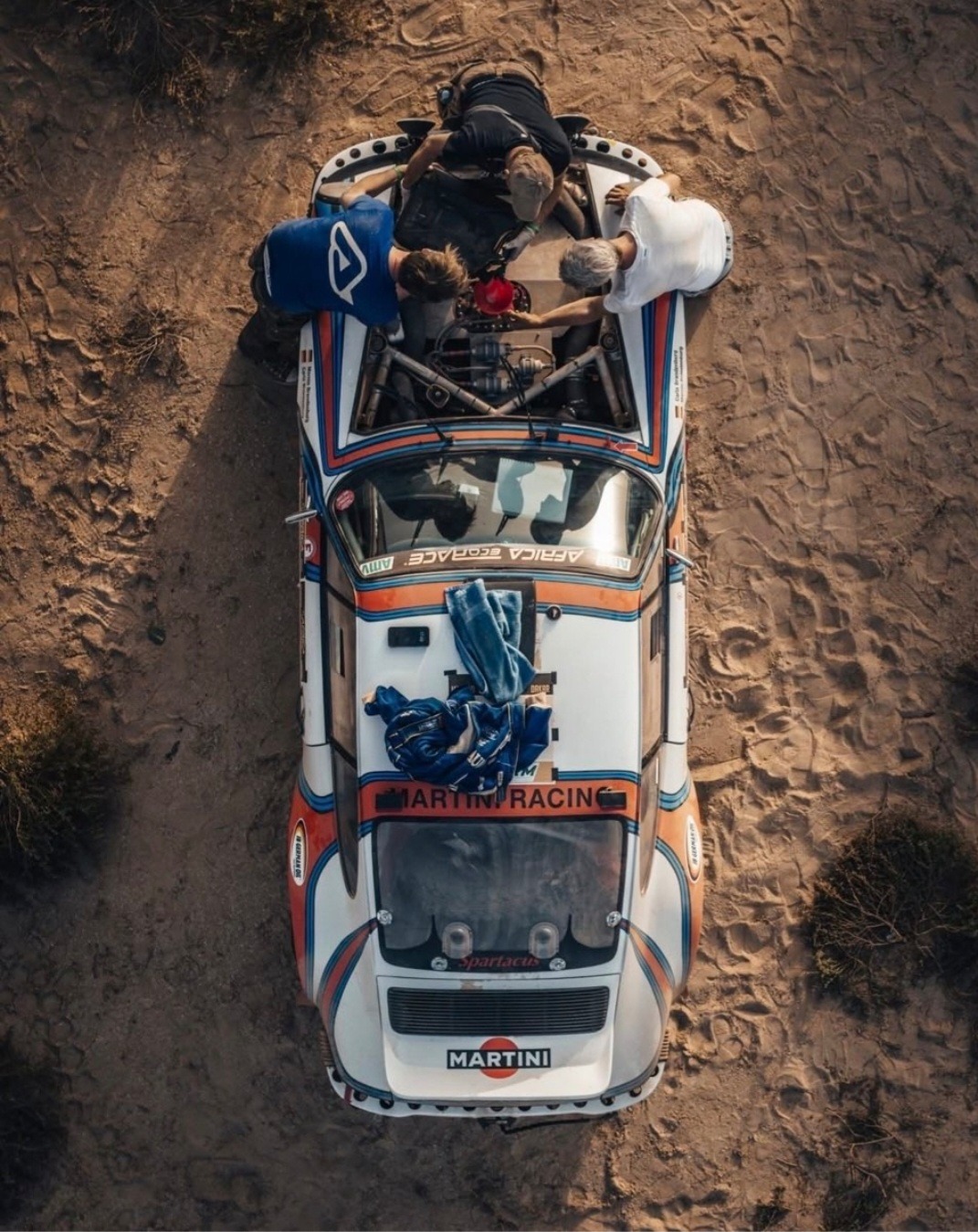 1071x1349, 395 Kb / автомобиль, классика, ретро, Porsche, песок, ралли, сверху, martini