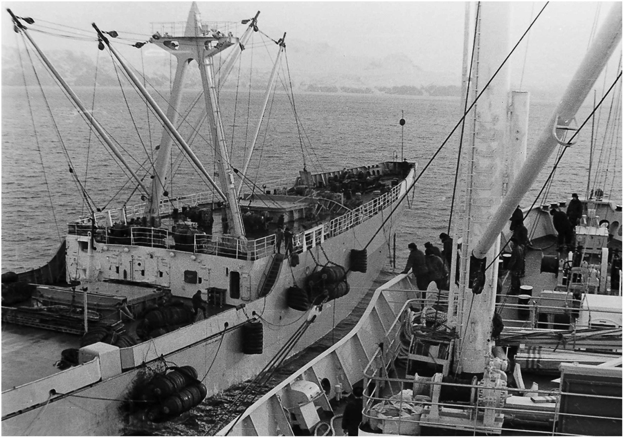 900x632, 355 Kb / флот,швартовка,лагом,оснастка,дрейф,ч/б,берег,снег