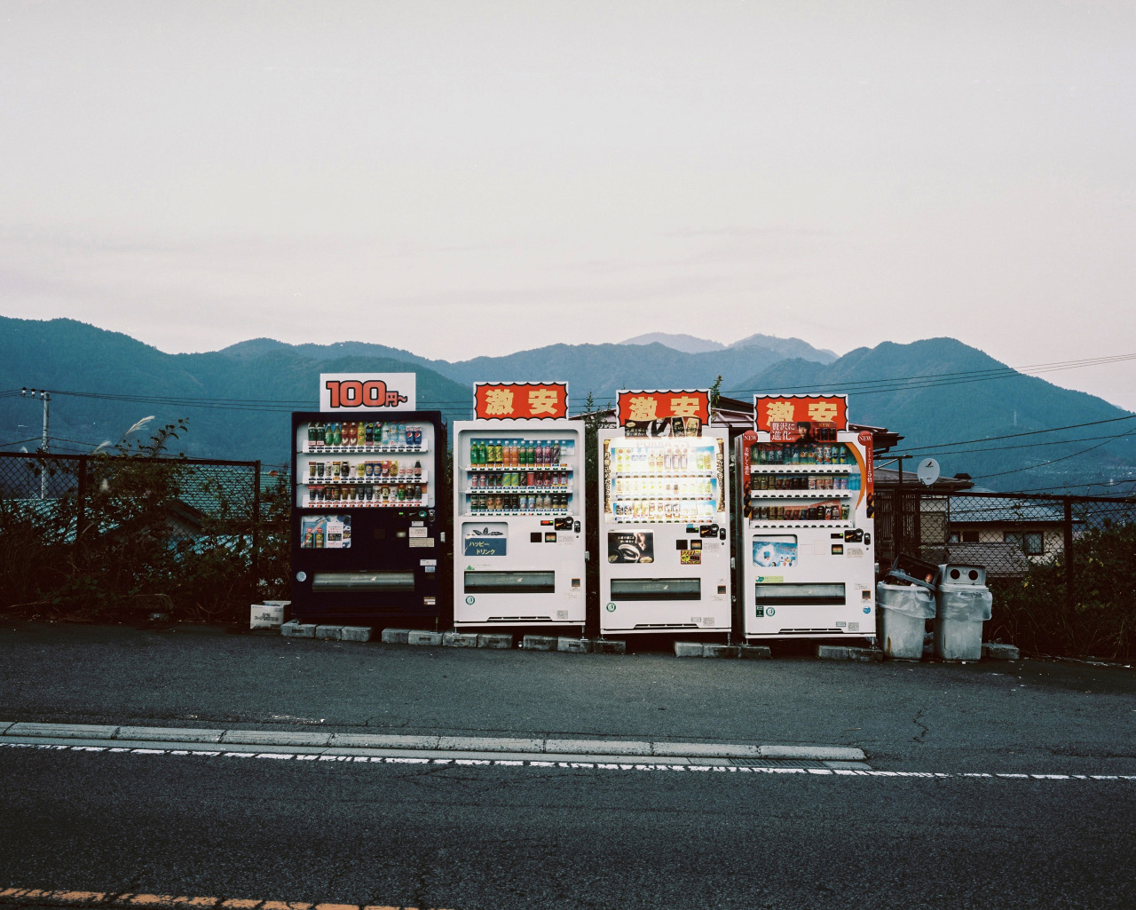 1280x1025, 429 Kb / Япония, торговый автомат, вендинг, горы, мусорный бак, забор, сетка, рабица