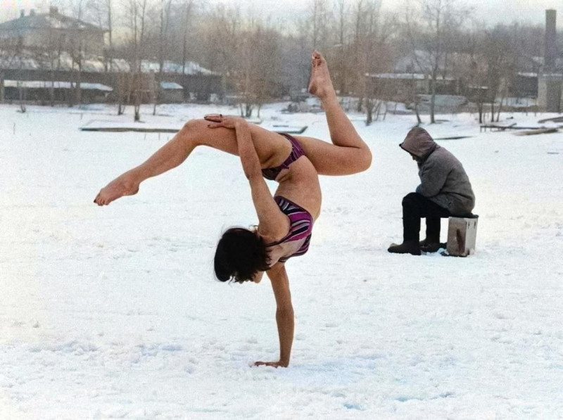 800x597, 120 Kb / Тамара Лязгина, балерина, акробатка, бикини, купальник, снег, зима, СССР, рыбак