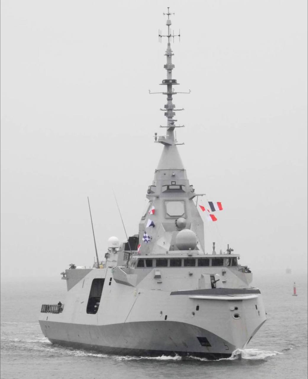 1041x1280, 54 Kb / Корабль, фрегат, флаг, антенна