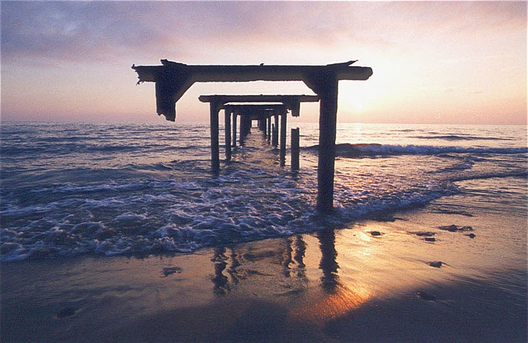 767x498, 131 Kb / Туапсе, столбы, море, развалины