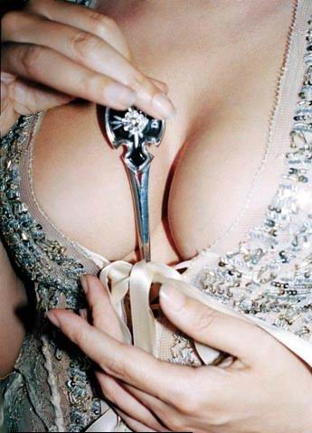 345x479, 33 Kb / Monica Bellucci, стилет, крест, Моника Беллуччи