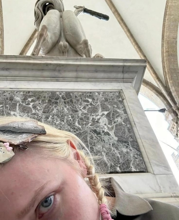 736x903, 205 Kb / статуя, конь, яйца, дубинка, глаз, коса, косичка