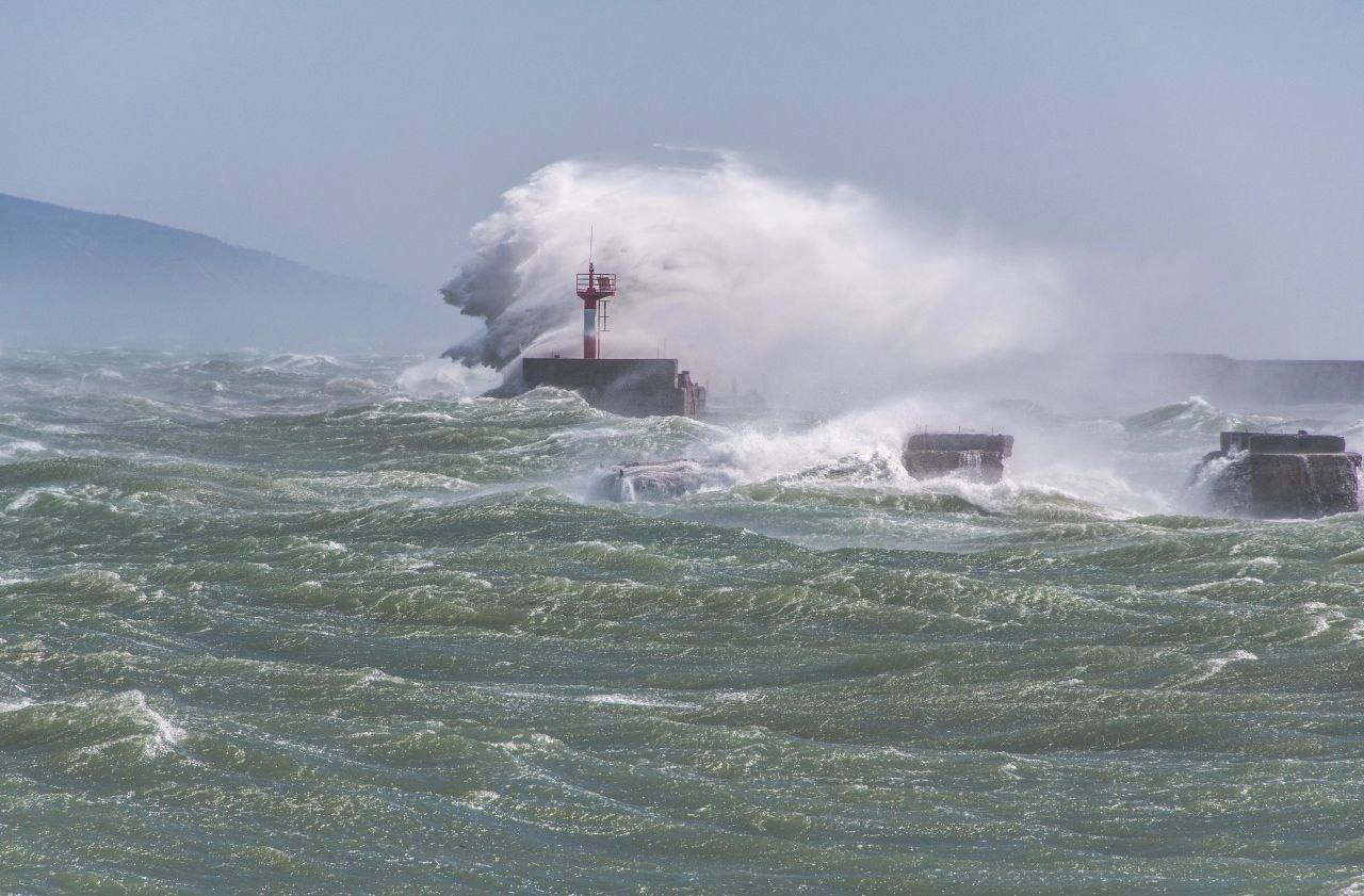 1280x841, 137 Kb / брызги,волны,ветер,маяк