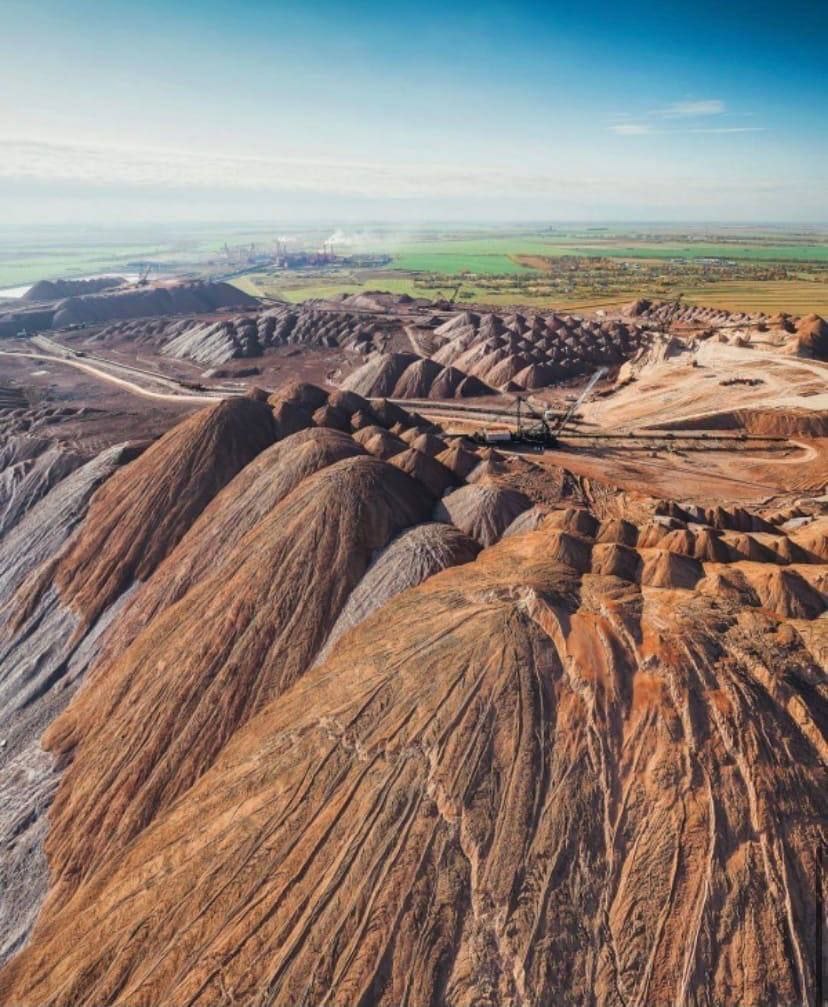 828x1007, 167 Kb / Белоруссия, горы, зола, шлам, отходы, Солигорск, карьер, экскаватор, свалка