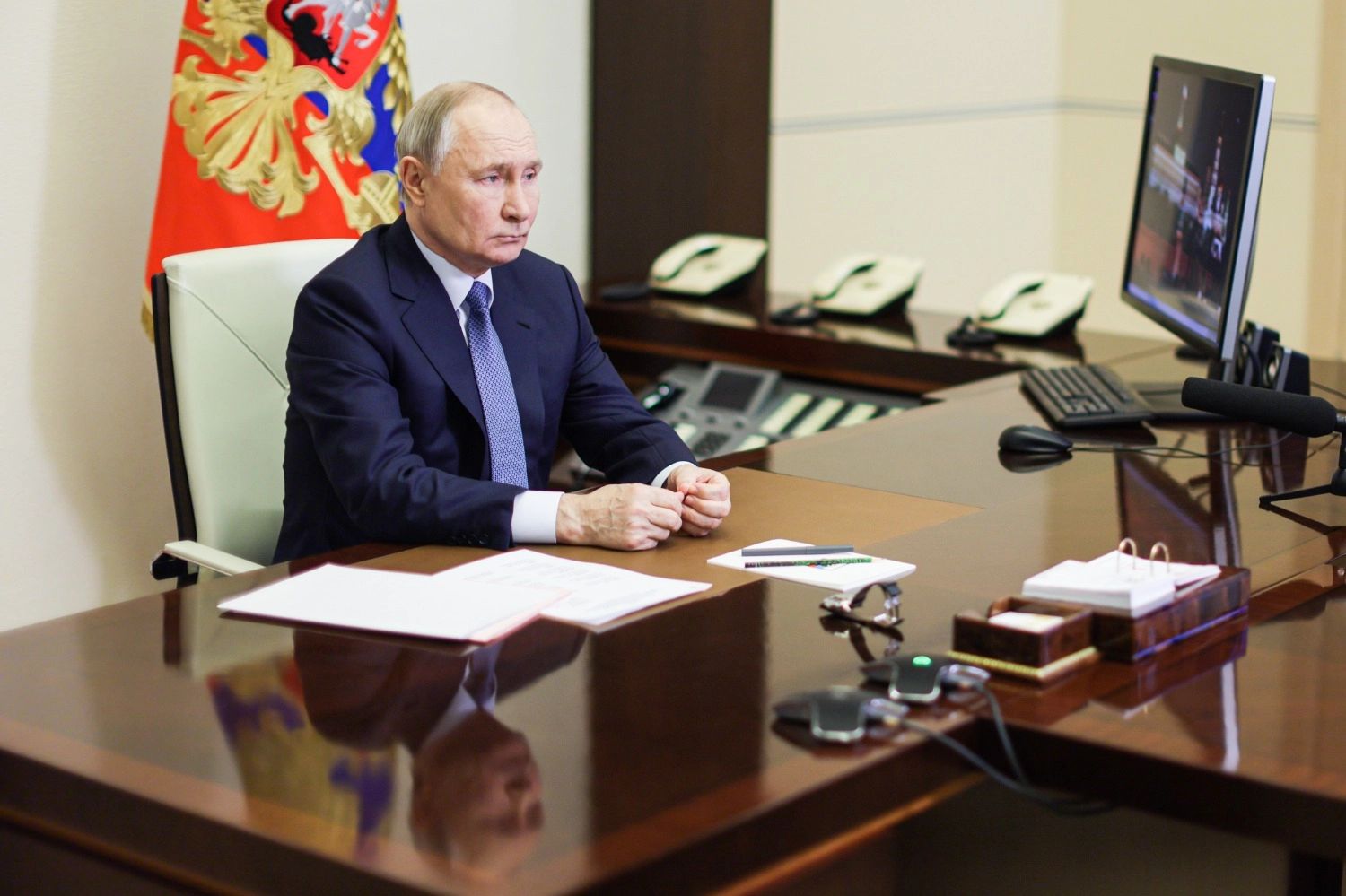 1500x999, 140 Kb / Президент Российской Федерации Владимир Владимирович Путин, кабинет, монитор, часы, микрофон