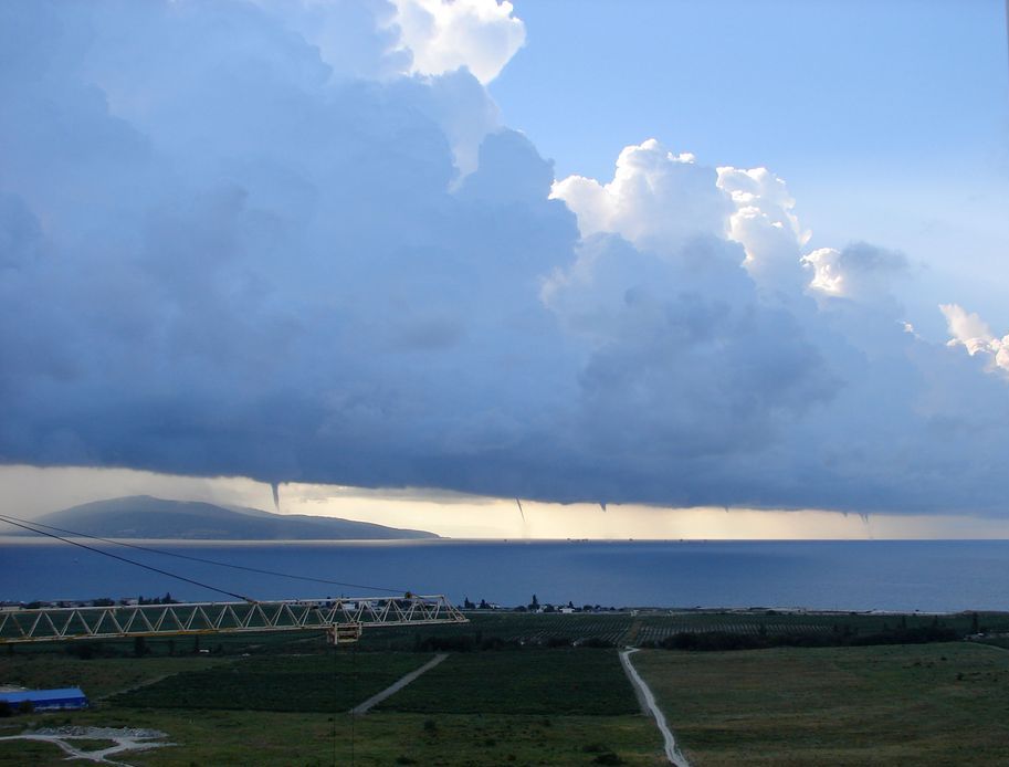 913x694, 51 Kb / виноградники,море,фронт,шторм,смерчи,циклон