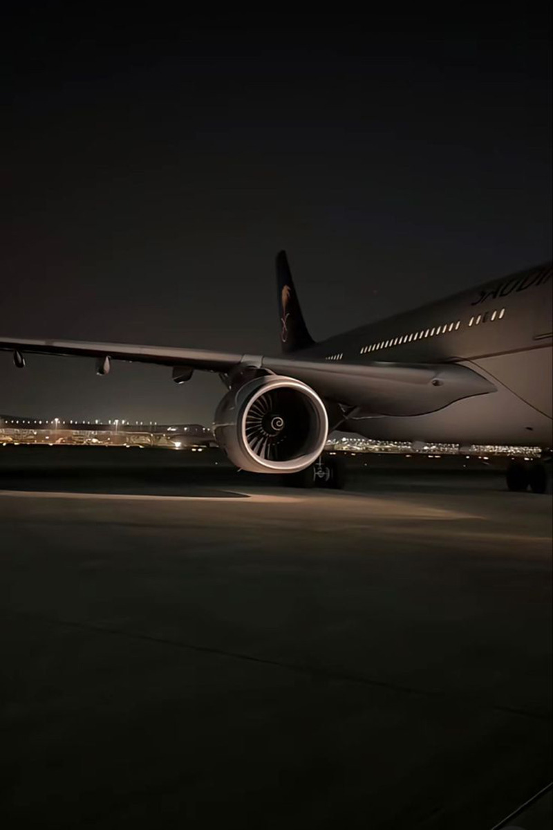 800x1200, 87 Kb / самолет, аэропорт, двигатель